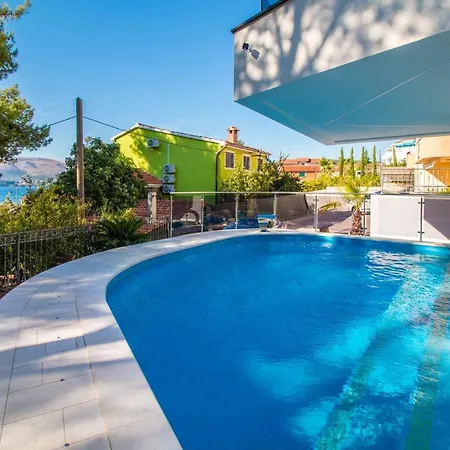 Valentina With Pool Apartment